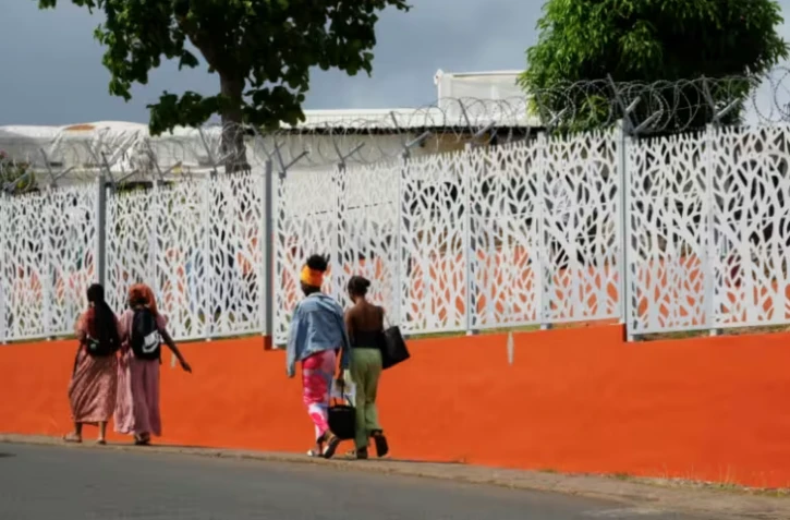 Des étudiantes passent devant le lycée Younoussa Bamana de Mamoudzou, le 28 octobre 2025 à Mayotte ( AFP / Marine GACHET )