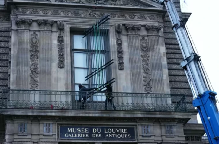 Vol au Louvre : une grille de protection installée sur la fenêtre de la galerie d'Apollon