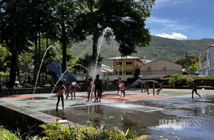 Chaleur et jets d'eau au jardin de l'état