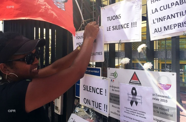Homme à Christine Renon devant le rectorat
