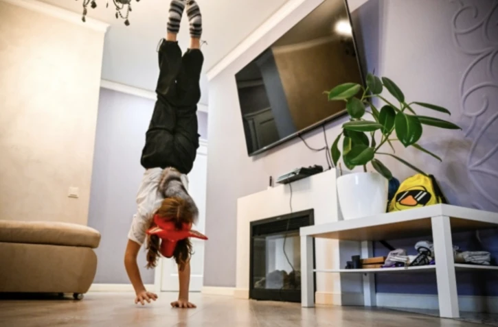 L'adolescente russe Iana, adepte du quadrobics, porte un masque de renard et s'entraîne dans un appartement à Moscou, le 18 octobre 2024 ( AFP / Alexander NEMENOV )