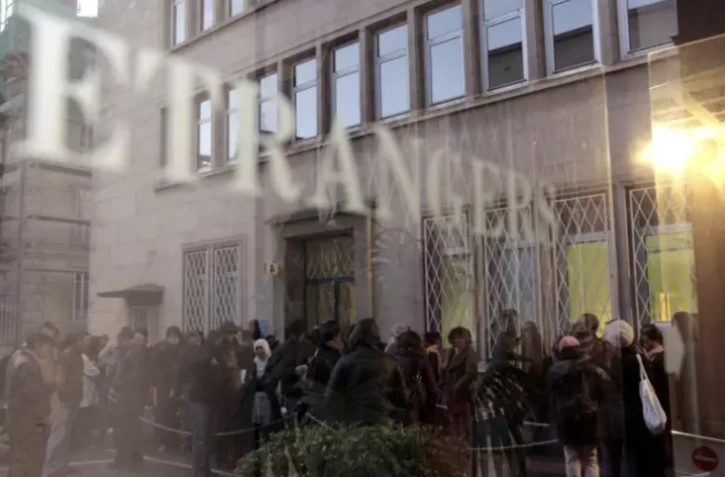 Des migrants devant le bureau Migration et intégration de la préfecture de Caen, le 14 novembre 2011 ( AFP / KENZO TRIBOUILLARD )