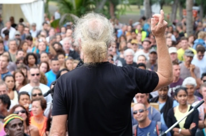 2015 - Plus d\'un millier de personnes autour de Danyèl Waro contre la carrière de Bois Blanc 