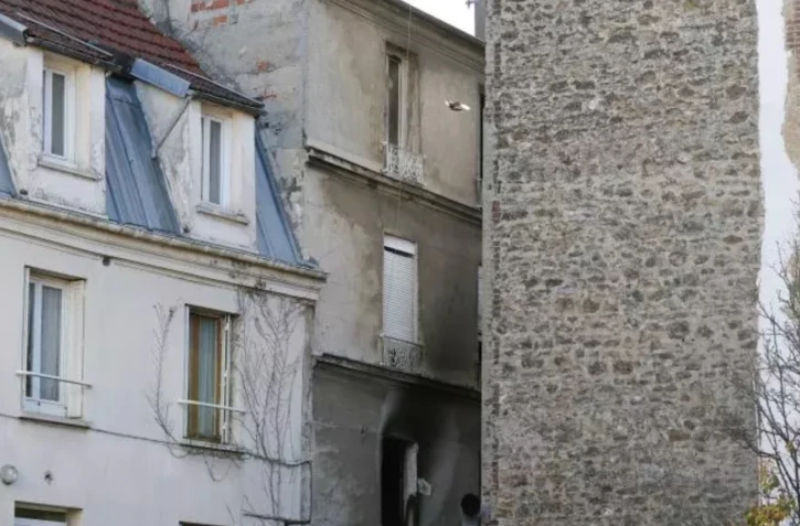 Vue de l'immeuble dans lequel un incendie d'habitation a fait trois morts le 25 novembre 2023 Ă Stains, en Seine-Saint-Denis