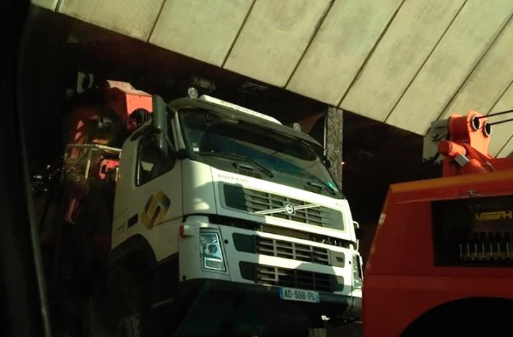 Camion coincé sous un pont à Saint-Leu