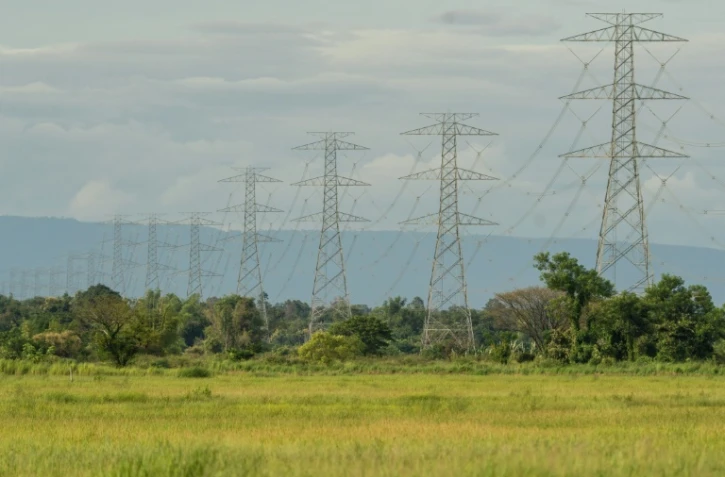 Des lignes à haute tension, le 22 août 2026 dans le district laotien de Hadxayfong, près de Vientiane 