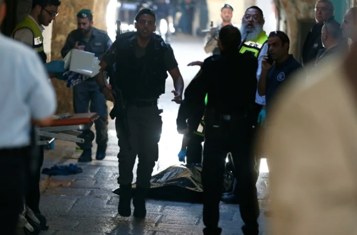 Des forces de sécurité israéliennes entourent le corps d'un palestinien, à Jérusalem le 29 novembre 2015