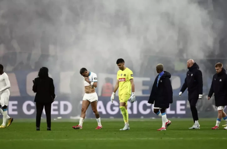  Les joueurs marseillais tête basse devant leurs supporters en colère après leur défaite aux tirs au but contre Toulouse mercredi en coupe de France, au stade Vélodrome de Marseille. © Thibaud MORITZ / AFP 
