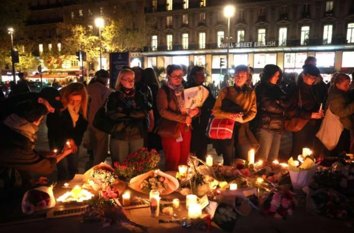 De nombreuses personnes rendent hommage aux victimes des attentats. Le soir du 13 novembre 2015, des commandos du groupe Ătat islamique (EI) ont menĂ© une vague coordonnĂ©e dâattentats Ă Saint-Denis et Paris, tuant 130 personnes, blessant des centaines dâau Photo AFP / Ludovic Marin