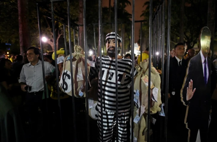 Un homme déguisé représentant l'ex-président Lula en tenue de détenu à Belo Horizonte le 3 avril 2018