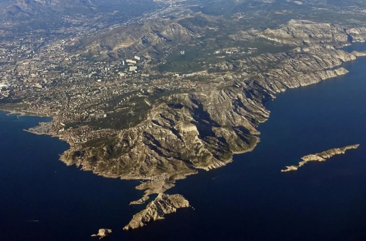 Photo aérienne de la ville de Marseille, à gauche, avec le Cap Croisette au centre