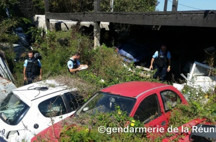 Carcasse de voiture, Gendarmes, Environnement 