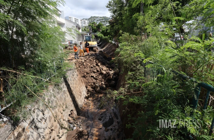 déblais garance canal La source et comble la riviere des pluies 