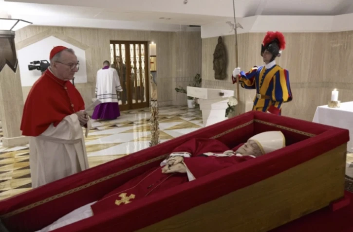 Cette photo prise le 21 avril 2025 et diffusée le 22 avril 2025 par Vatican Media montre le pape François dans son cercueil ouvert au Vatican ( VATICAN MEDIA / Handout )