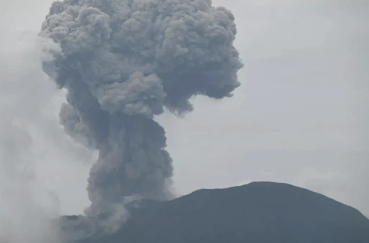 Le volcan d’une hauteur de plus de 1.800 mètres dégage une colonne de cendres atteignant 6000 mètres. HANDOUT/ AFP 