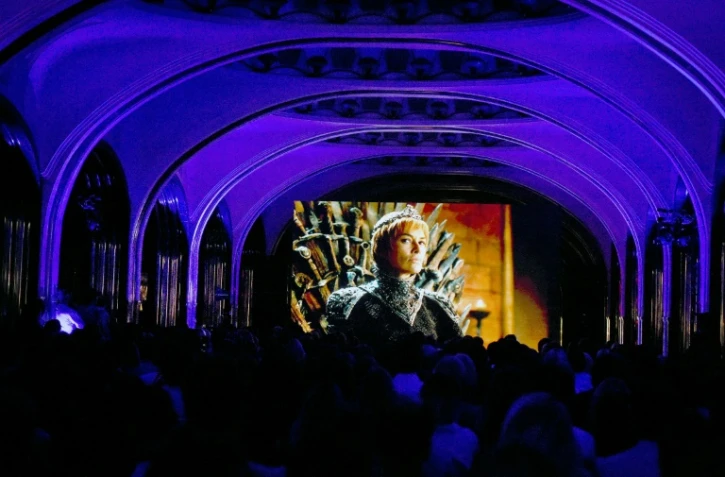 Des spectateurs regardent la nouvelle saison de la série Game of Thrones, produite par la chaîne américiane HBO, le 17 juillet 2017 dans une station de métro de Moscou
