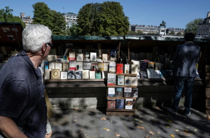 Le stand d'un bouquiniste, sur les quais de Seine, à Paris, le 2 septembre 2023