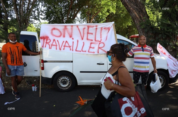 Les forains non-alimentaires protestent l'interdiction de vente,