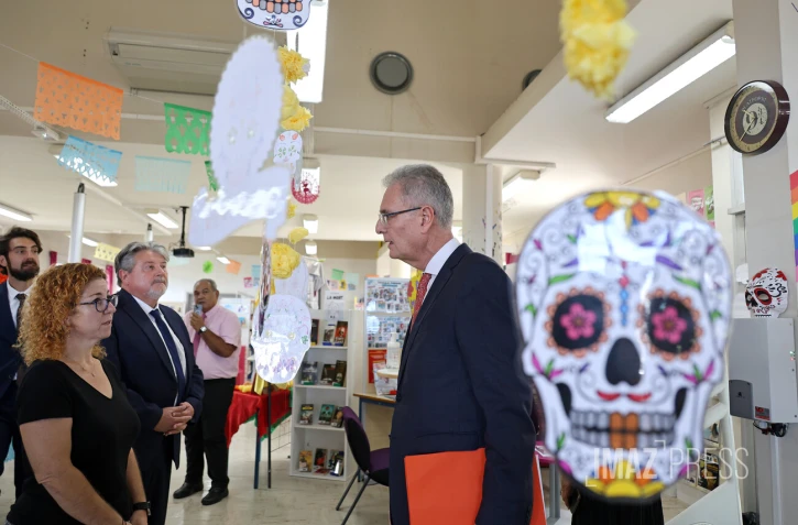 Rostane Mehdi, recteur de l'académie de La Réunion en visite au lycée Georges Brassens .