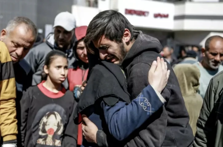 Des gens pleurent la mort de proches tués lors d'une distribution d'aide qui a tourné au chaos avec des tirs israéliens et une bousculade selon les sources, le 29 février 2024 ( AFP / - )