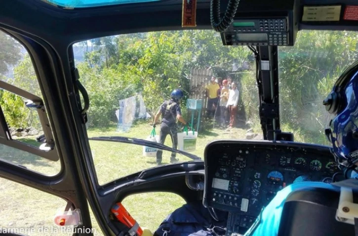 La gendarmerie approvisionne Mafate en fourtinures scolaires