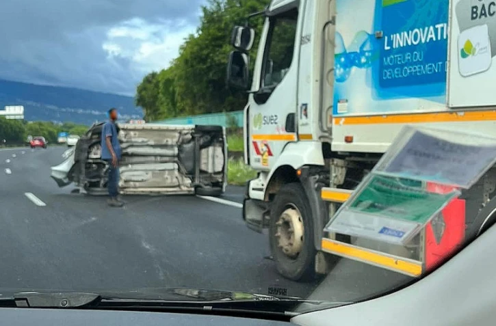 accident voiture renversée quatre voies sainte-marie