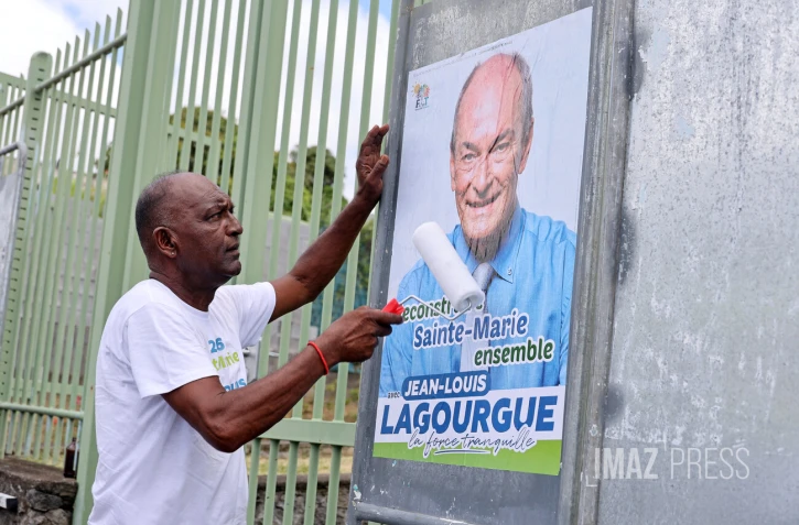collage affiche jean-louis lagourgue 