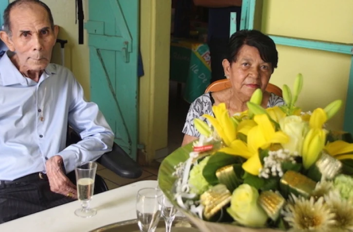 Guylaine et Georget Voltige, respectivement âgés de 71 et 72 ans, fêtaient leur cinquante ans de mariage ce vendredi 29 décembre 2017 à Saint-Paul 