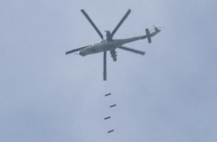 Un hélicoptère de l'armée syrienne largue des bombes sur une zone rebelle présumée à Daraa, le 8 avril 2017