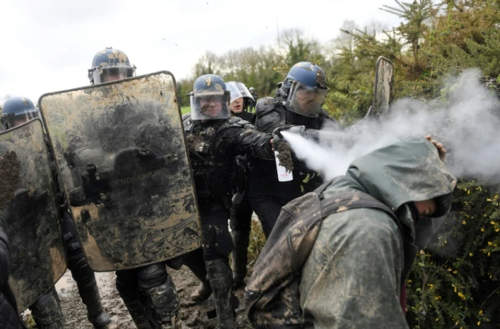 Heurts entre forces de l'ordre et zadistes Ă  Notre-Dame-des-Landes, le 9 avril 2018
