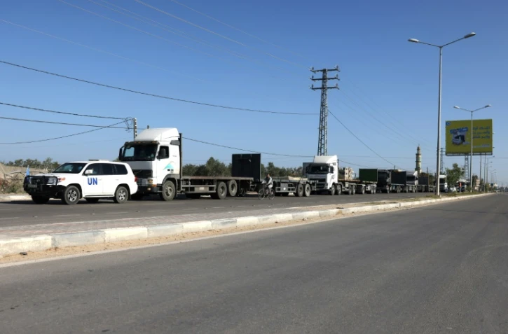 Des camions vides attendent au point de passage de Rafah, à la frontière entre Gaza et l'Égypte, que des camions d'aide arrivent du nord de l'Égypte, le 21 octobre 2023