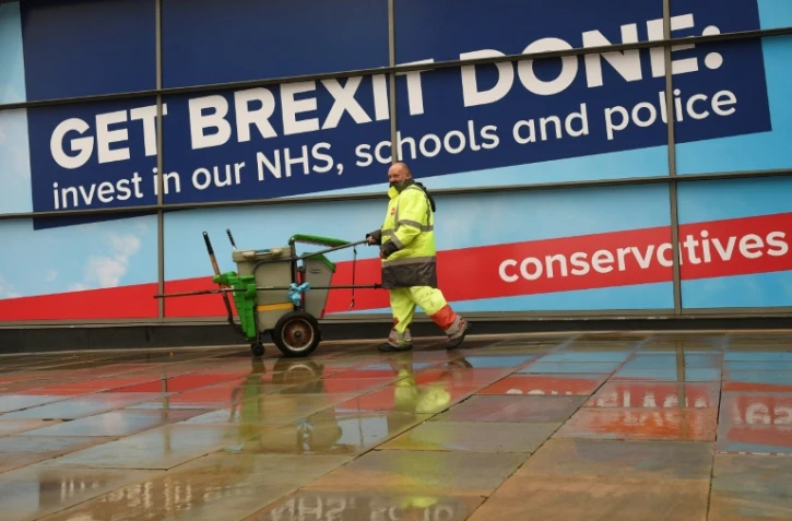 "Mettez en oeuvre le Brexit. Investissez dans le système de santé, nos écoles et la police", lit-on sur une affiche au congrès de Manchester du Parti conservateur britannique, le 29 septembre 2019