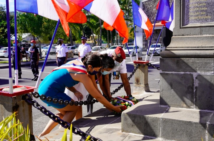 La Possession : dépôt de gerbe au monument aux morts fête nationale