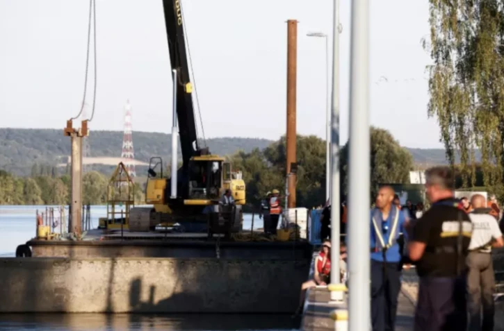 Béluga dans la Seine: l'opération d'extraction a débuté [