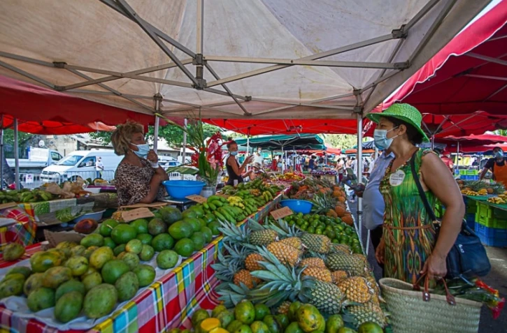 Vanessa Miranville à la rencontre des forains du marché forain de Saint-Paul et des citoyens