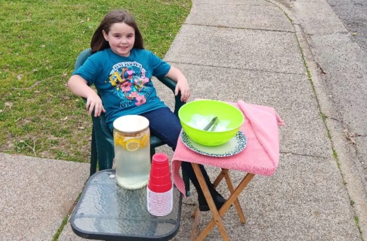 États-Unis : à 7 ans, elle récolte 15.000 dollars en vendant de la limonade pour sa mère décédée [?]