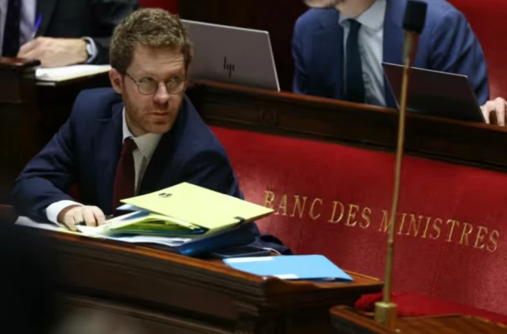 En fin de soirée, il restait plus de 3.000 amendements à examiner sur cette première partie du budget, consacrée aux recettes de l'Etat, rendant improbable la fin des débats avant cette échéance initialement programmée au calendrier des députés.  Le Premier ministre Sébastien Lecornu a relativisé le vote sur les retraités, estimant que les partis étaient encore en train de "se tester" et qu'un compromis restait possible "en décembre", au terme d'un long marathon budgétaire entre Assemblée et Sénat.  Réforme d'un abattement C'est tout de même un petit camouflet pour l'exécutif : les députés ont en effet rejeté le plafonnement d'un abattement fiscal pour les retraités, censé rapporter 1,4 milliard d'euros à l'Etat.  La mesure a été repoussée à 116 voix contre 30. Seuls les députés Renaissance et MoDem ont défendu cette réforme, qui prévoyait de maintenir un abattement de 10 % sur les pensions de retraite, mais d'abaisser le plafond de cet avantage d'environ 4.400 à 3.000 euros.  Concrètement, cela aurait conduit à augmenter l'impôt sur le revenu des retraités dont l'abattement dépassait le nouveau plafond. Les retraités non imposables n'étaient pas concernés.  Le ministre des Comptes publics, David Amiel, a souligné que "la moitié des retraités" n'étaient "pas concernés". Le député MoDem Jean-Paul Mattei a abondé en disant regretter le refus d'un "petit effort de solidarité" des retraités envers les jeunes générations, et son collègue Renaissance Guillaume Kasbarian a accusé les opposants à la mesure d'"électoralisme", leur reprochant de vouloir affirmer auprès de leurs électeurs retraités qu'ils avaient préservé leur avantage fiscal.  "Les retraités sont l'objet de tous vos fantasmes", a rétorqué la députée Emeline K/Bidi (groupe communiste et ultramarin).  Le gouvernement a subi un deuxième revers sur la fiscalité des retraités, les députés adoptant, contre son avis, un amendement visant à transformer en crédit d'impôt la réduction d'impôt accordée aux personnes hébergées en Ehpad.  Actuellement, seuls les résidents qui paient l'impôt sur le revenu peuvent profiter de cette réduction. Avec un crédit d'impôt, les personnes non imposables pourraient elles aussi bénéficier de cette aide, sous la forme d'un remboursement par l'administration fiscale.  Plusieurs amendements similaires pour transformer des réductions d'impôt en crédits d'impôt ont également été approuvés dans la soirée, à l'initiative de la gauche, notamment sur la "niche Coluche", qui encourage les dons aux organismes d'aide aux démunis.  Dons en faveur des victimes de catastrophes naturelles; aides aux travaux forestiers ou à l'adaptation des logements (...) Les députés ont aussi soutenu la création ou le prolongement de divers avantages fiscaux, non sans inquiéter certains membres du bloc central, qui craignent pour la dégradation du déficit public.  Pensions alimentaires Une exonération d'impôt sur le revenu visant les pensions alimentaires a pourtant été adoptée à l'initiative du camp présidentiel.  Aujourd'hui, ces pensions, reçues pour l'entretien et l'éducation des enfants, sont en principe imposables pour le parent qui les reçoit. L'amendement prévoit que le parent bénéficiaire n'ait plus à payer d'impôt sur ces sommes, dès l'imposition des revenus de 2026.  Les députés ont également adopté un amendement du député LFI Aurélien Le Coq plafonnant à 850 euros l'économie d'impôt procurée par l'abattement fiscal de 7.650 euros dont bénéficient les journalistes. L'idée de l'élu insoumis est de limiter l'avantage fiscal pour les journalistes les mieux rémunérés. Des propositions du Rassemblement national visant à supprimer totalement l'abattement ont été rejetées.  La gauche a en revanche échoué sur plusieurs mesures fiscales visant les plus riches, comme l'augmentation du taux de la contribution exceptionnelle sur les hauts revenus (CEHR).  La lenteur des débats contraint le calendrier budgétaire : l'examen du projet de budget de l'Etat risque d'être suspendu mardi, pour passer au budget de la Sécurité sociale. Il pourra être repris par la suite, avec une date butoir - le 17 novembre - à laquelle le texte doit en principe être transmis au Sénat, en vertu de délais régis par la Constitution.