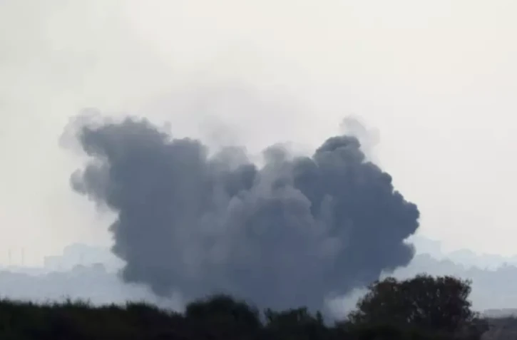 Photo prise au sud de la bande de Gaza, côté israélien, montrant une colonne de fumée, le 16 octobre 2023 ( AFP / JACK GUEZ )