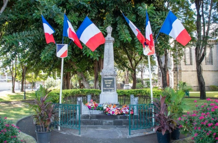 Le Port : commémoration de l'armistice au monument aux Morts