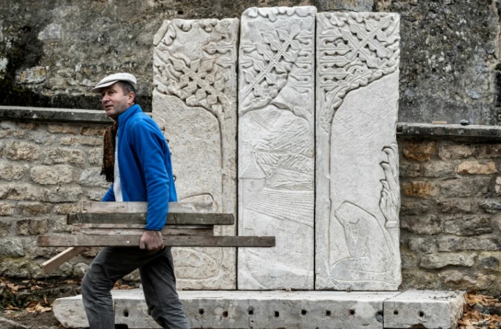 Un employé municipal passe devant le nouveau monument aux morts de Parigny-la-Rose, dans le centre de la France, le 9 novembre 2015