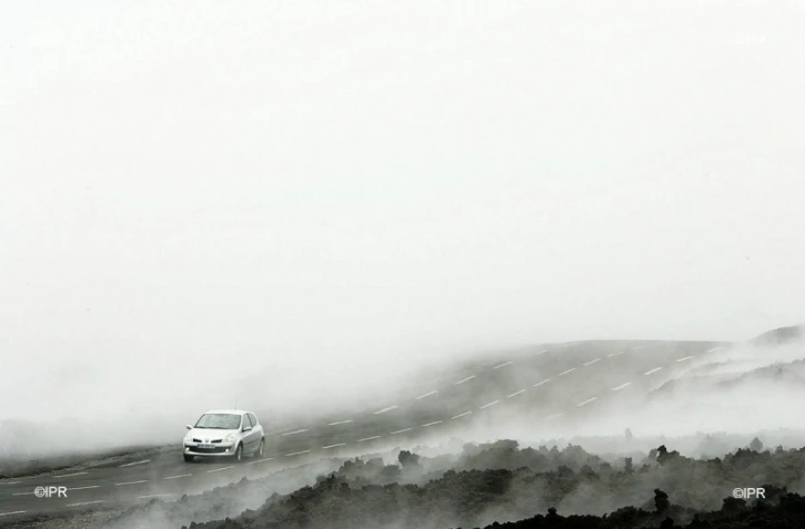 Jeudi 31 janvier 2008 - La route des laves noyée sous l'épais brouillard généré par la vapeur d'eau