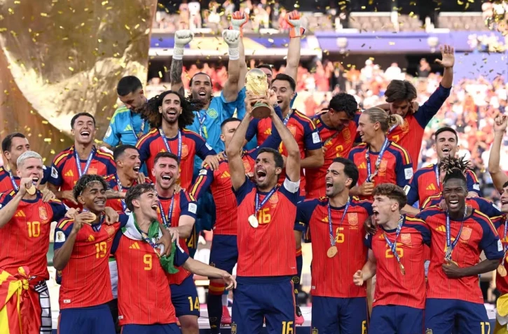 Le capitaine espagnol Rodri soulève le trophée de la Coupe du monde