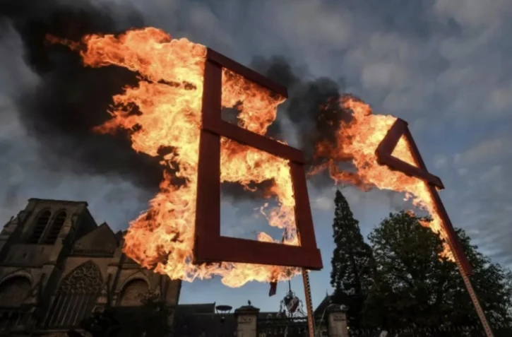 Les chiffres 64 en flamme devant la préfecture de la Sarthe après la décision du Conseil constitutionnel de valider l'essentiel de la réforme des retraites, le 14 avril 2023 au Mans ( AFP / JEAN-FRANCOIS MONIER )