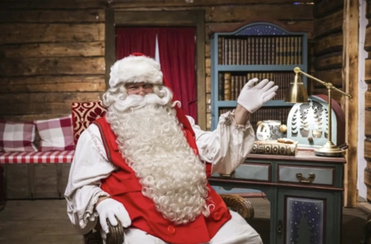 Un Père Noël dans un parc près de Rovaniemi, en Laponie finlandaise, le 16 novembre 2024 ( AFP / Jonathan NACKSTRAND )