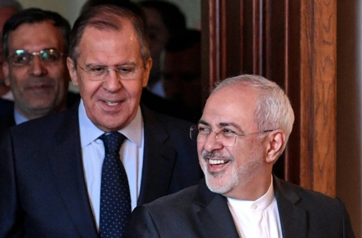 Le chef de la diplomatie russe avec son homologue iranien Mohammad Zarif au cours d'une rencontre à Moscou, le 28 avril 2018