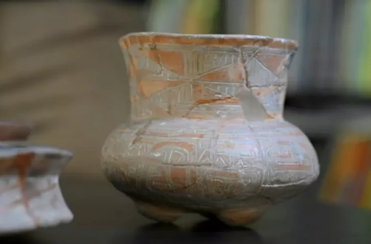 Un vase découvert dans en Amazonie équatorienne, conservé au musée Weilbauer-Porras de l'Université catholique de Quito, le 2 février 2024 ( AFP / Rodrigo BUENDIA )