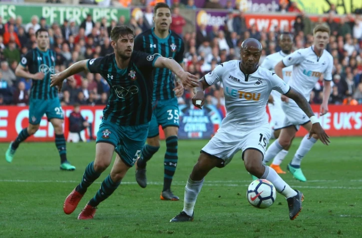 L'attaquant ghanéen de Swansea Andre Ayew (d) face au défenseur de Southampton Jack Stephens en match de Premier League, le 8 mai 2018 à Swansea au Pays de Galles 
