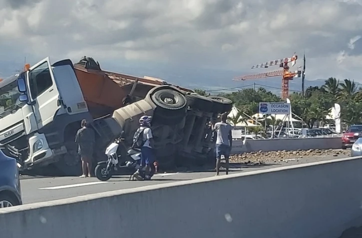 camion couché sur le flanc bouchon