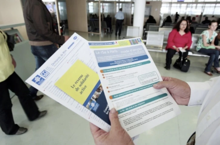 Les départements dirigés par la droite et le centre ont annoncé jeudi leur intention de suspendre le versement du revenu de solidarité active (RSA) et d'arrêter de prendre en charge les nouveaux mineurs non accompagnés (MNA) si le gouvernement ne revient pas sur les ponctions budgétaires prévues en 2025 ( AFP / FRANCOIS GUILLOT )