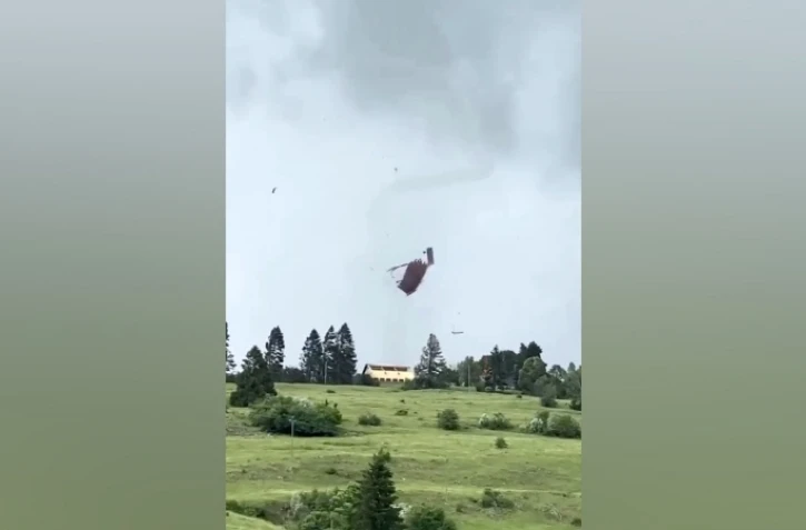 Tornade dans le Doubs : une toiture se décroche 
